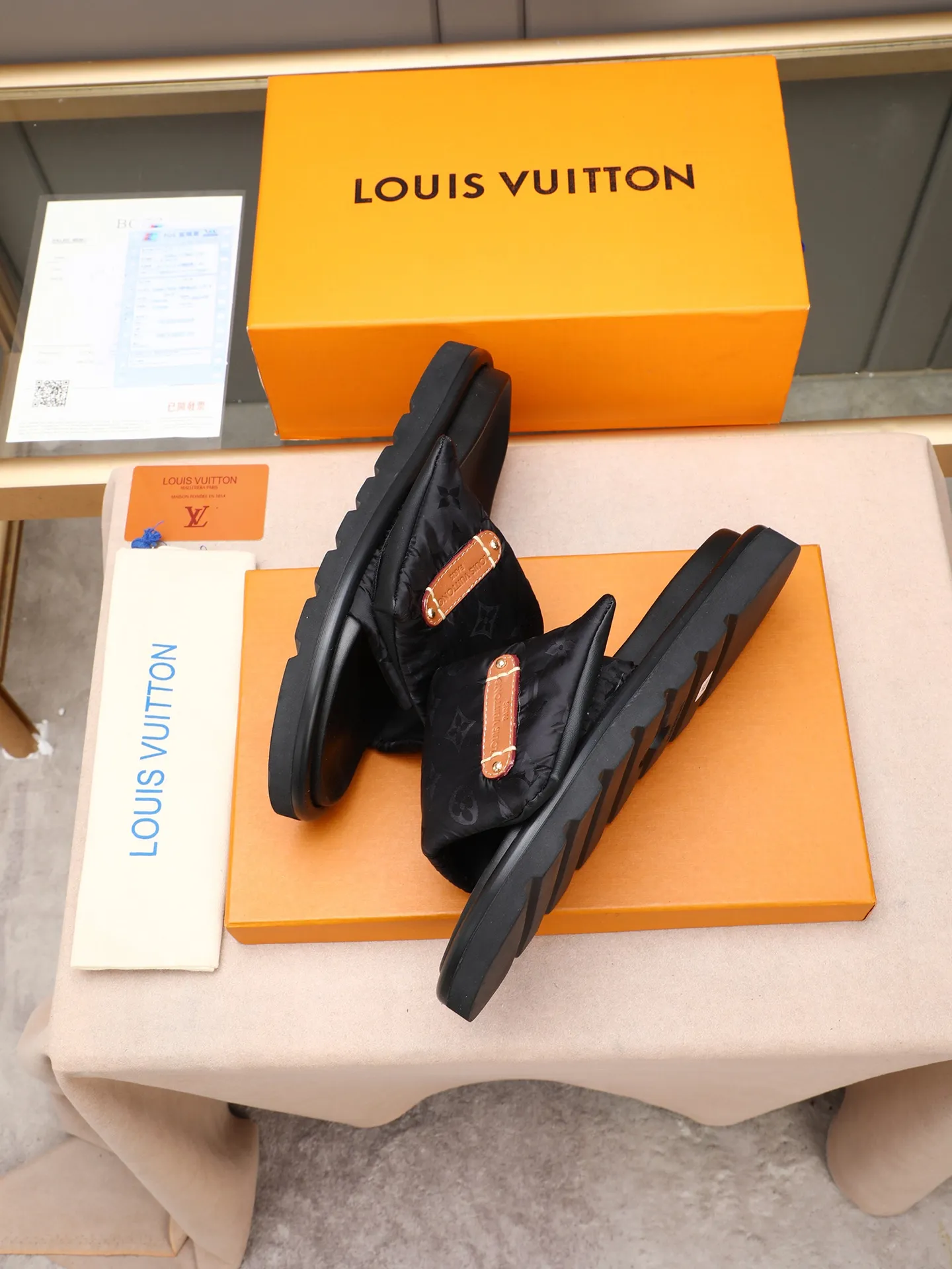 PP360 [LOUIS VUITTON] Louis Vuitton, LV printing, men's and women's slippers are on the market. The drawer box packaging comes with a cloth bag and a card. The upper pattern looks very soft and waxy, and it is a super versatile leg slimming tool. Fabric: imported denim/canvas/old fabric, LV hardware LOGO, official website pattern printing, comfortable to wear, feet: high-elastic PU water table. Sole: foam sole, heel height: about 5cm. Code number: 35-46, 35, 45, 46 are custom-made and non-returnable. Color: multiple colors and styles available.